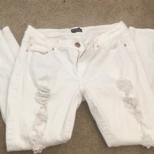 💕 💕 super cute BEBE White ripped jeans 💕